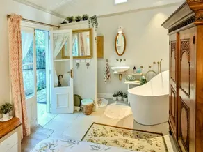 The Bath House - Cozy Luxe Garden Cottage near CBD - Image 4