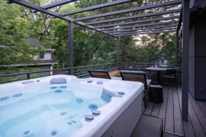 The Honey Spot - Bespoke Downtown Home w/ Hot Tub - Image 5