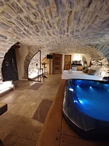 Unusual accommodation with private Jacuzzi Millau - Image 2
