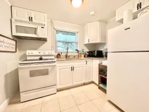 A Cozy Cottage Close to Beach and Downtown - Image 5