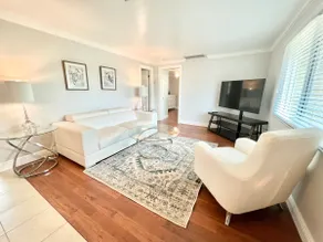 A Cozy Cottage Close to Beach and Downtown - Image 2