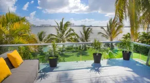 A villa and dock in the hotel area - Image 2