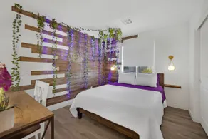 3-Bedroom off The Strip Relaxing Retreat - Image 2