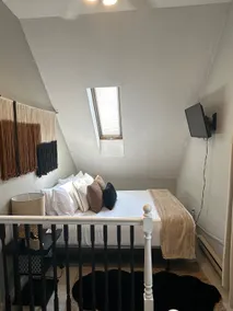 Cozy and Modern Suite - Image 4