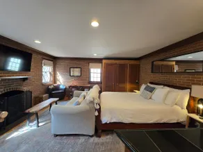 Washington Family Historic Property~Upper Studio - Image 4