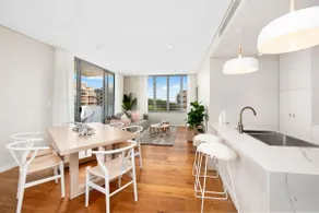 The Bondi Breeze Apartment - Image 4