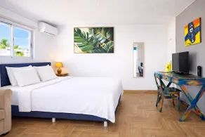 Private Front-Corner Room w/Pool near Palm Beach - Image 2