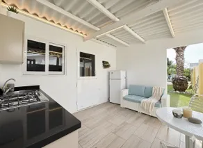 Private Front-Corner Room w/Pool near Palm Beach - Image 5