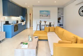 Apartment with courtyard - Image 3