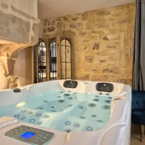 Upscale suite with private 4-star SPA - Image 2