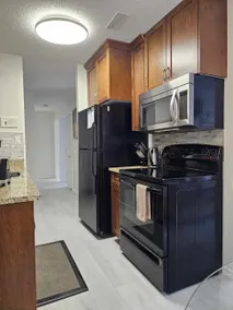 Lovely 2-bedroom condo/free parking on premises - Image 4