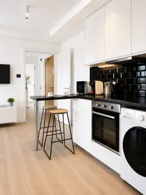 Grand Central House - Premium Two Bedroom Balcony - Image 3