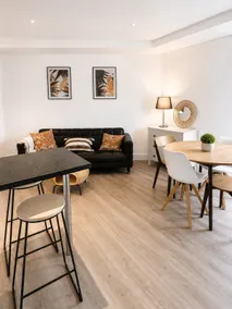 Grand Central House - Premium Two Bedroom Balcony - Image 4