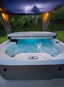 Walk to Town or Hike/Bike to NRG, Hot Tub 3 Br - Image 2