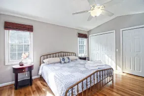 Summer Escape King Ensuite 20 min Newport/Beaches - Image 4