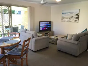 Cheerful 2 Bedroom home in Town Centre near Beach. - Image 3