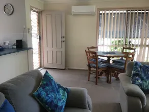 Cheerful 2 Bedroom home in Town Centre near Beach. - Image 4