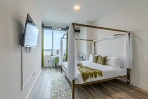 Emerald Escape| Free Parking| 2 Bath| Sleeps 8 - Image 3
