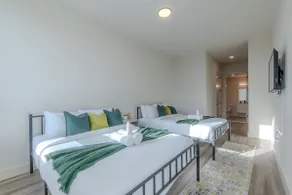 Emerald Escape| Free Parking| 2 Bath| Sleeps 8 - Image 4