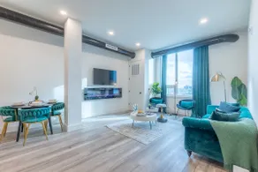 Emerald Escape| Free Parking| 2 Bath| Sleeps 8 - Image 2