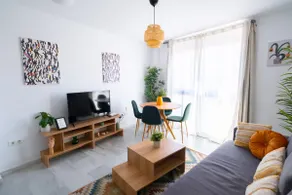 OLIVER: QUIET DOWNTOWN APARTMENT WITH PARKING - Image 2