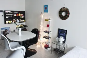 /Dongseong-ro style LP cafe accommodation/Beam projector & TV/Coffee/Late check-out - Image 3