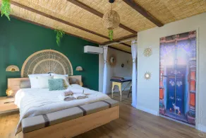 Romantic accommodation • Hot tub & massage table - Image 2