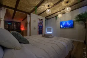Romantic accommodation • Hot tub & massage table - Image 5