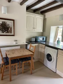 Spacious 1 bedroom Accommodation with Free Parking - Image 5
