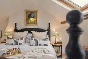 Menagerie House|Luxury City Cottage|Walk Score 98|8min from Shambles - Image 5