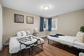 Stylish Luxe King bed w/Free Parkng near DT Oak Pk - Image 4