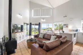 Seaview Residence by "Peppy Beach Retreats" - Two Houses in One with Soaring Ceilings - Image 3