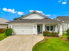 Steps from beach (Sleeps 12) 4 bdrm w/backyard - Image 2