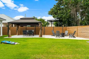 Steps from beach (Sleeps 12) 4 bdrm w/backyard - Image 3