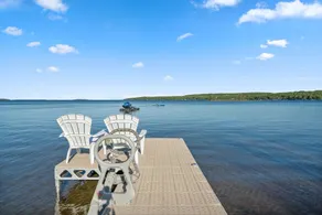 Stylish Sandy Beach 4-Bed Waterfront - Image 2