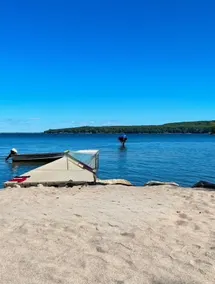 Stylish Sandy Beach 4-Bed Waterfront - Image 3