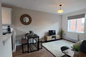Modern Coach House Free Parking & WiFi Sleeps 4 - Image 2