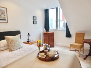 5 Min Walk To Town: Safe Modern Spacious + Parking - Image 3