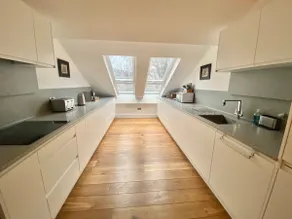 5 Min Walk To Town: Safe Modern Spacious + Parking - Image 4
