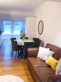5 Min Walk To Town: Safe Modern Spacious + Parking - Image 2