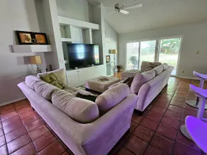 KING SUITE | BlG PRlVATE Backyard w. Pool | 2 LVRM - Image 4