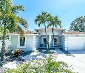Downtown Splash / 4BR Pool/Golf Cart 5 mins to DT - Image 2