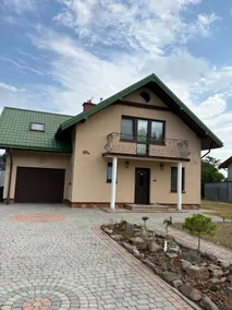 Cozy 4 bedroom with large living room and big yard - Image 2