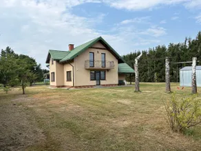 Cozy 4 bedroom with large living room and big yard - Image 5