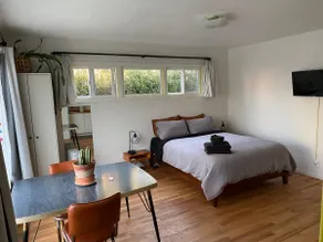 Central, Unique Mid-Century Studio - Image 2
