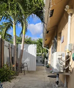 Cozy and Private Studio. Near Beach and Airport. - Image 4