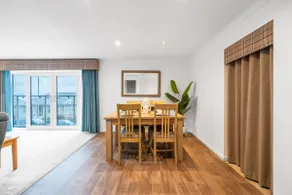 Spacious river view | Easy airport +Glasgow access - Image 3