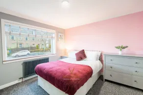 Spacious river view | Easy airport +Glasgow access - Image 2