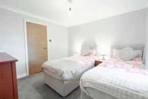 Spacious river view | Easy airport +Glasgow access - Image 5