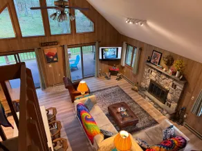 Secluded & bright home located near all in Bethel - Image 3